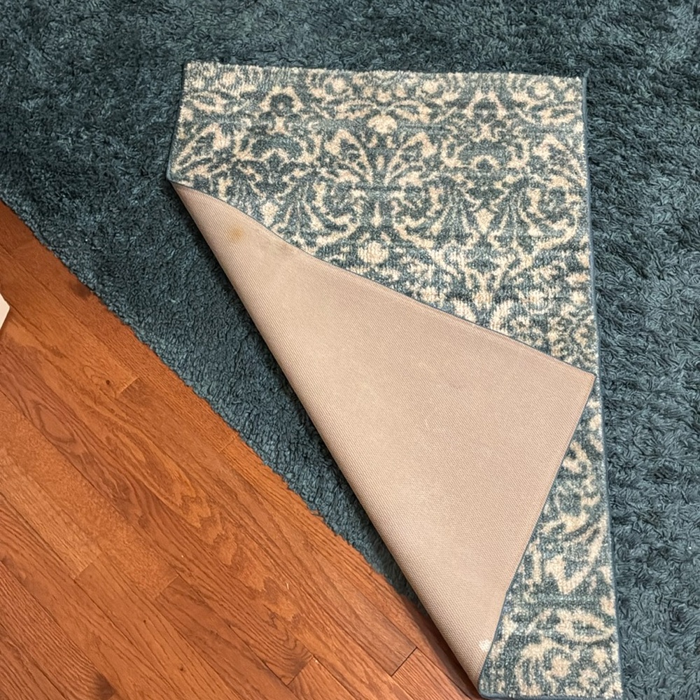 NON-SLIP AREA RUG - Picture 4 of 6